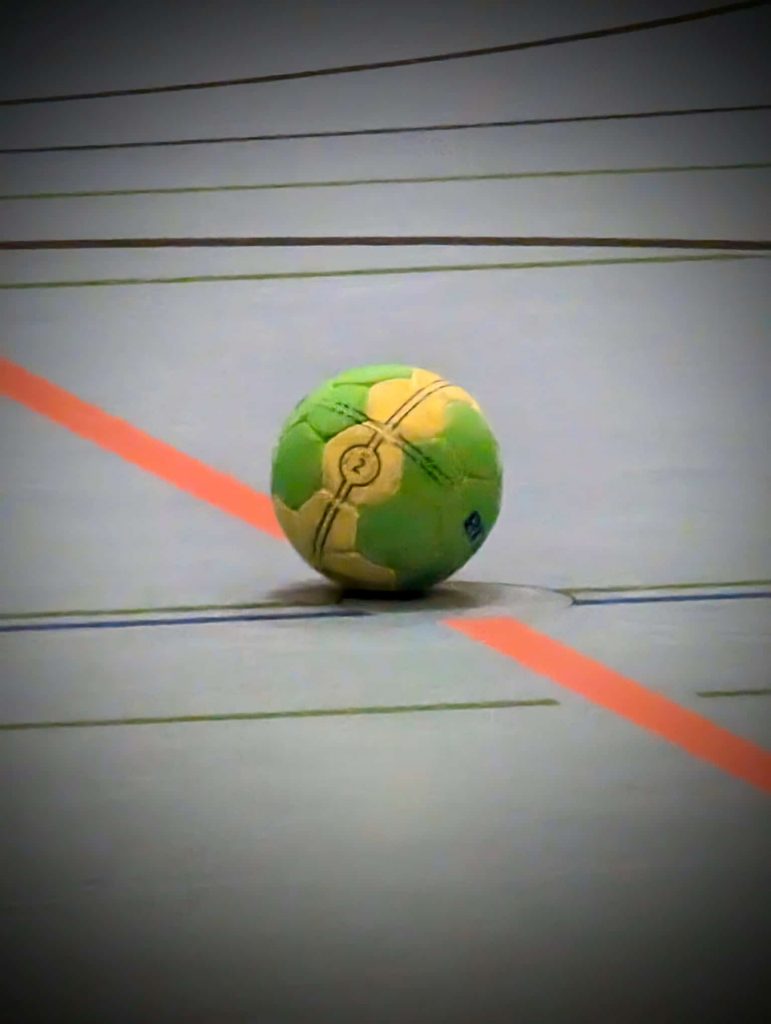 Handball inmitten eines Handball Spielfeldes