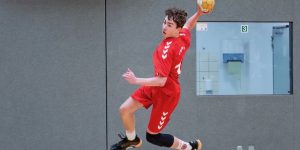 Handballspieler des Tv Bedburg bei einem Sprungwurf