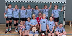 Die weibliche E-Jugend des TV Bedburg samt Trainerin Katrin Pütz bei der Handball Mini-WM Deutschland - sie repräsentierten Rumänien